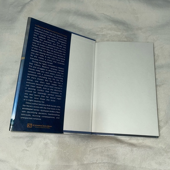 DIVERGENT BOOK HARD COVER by Veronica Roth - Picture 3 of 5